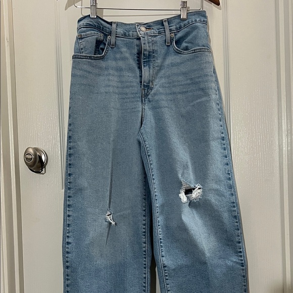 Levi's High-Rise Wide-Leg Jeans in Light Blue Denim - Picture 8 of 8